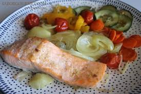 Salmón al horno con verduras - SaborGourmet.com