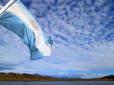 Bajo el cielo celeste de la&nbsp;patria